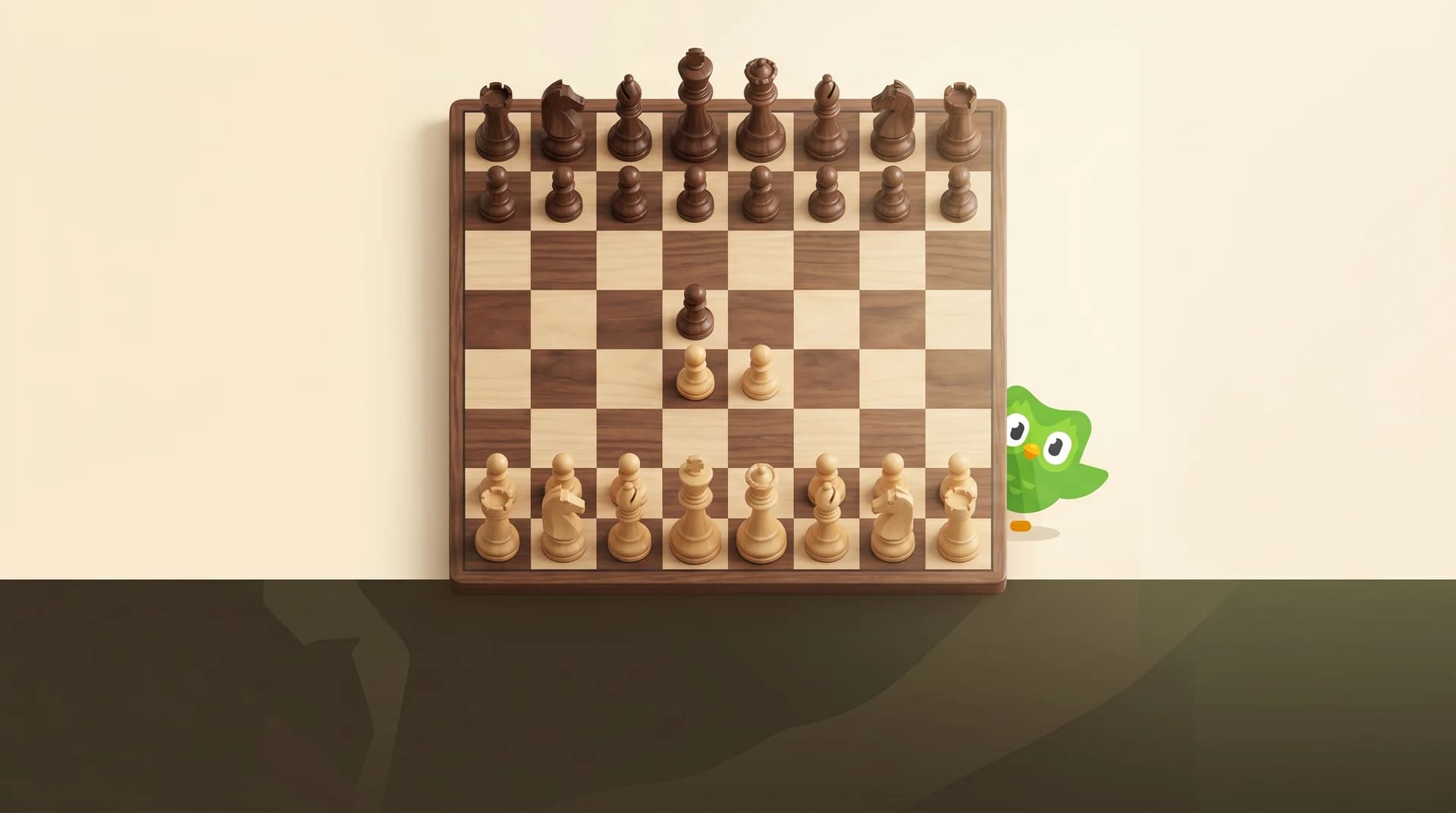 Bàn cờ vua truyền thống với mascot owl Duolingo cho bài review Duolingo Chess